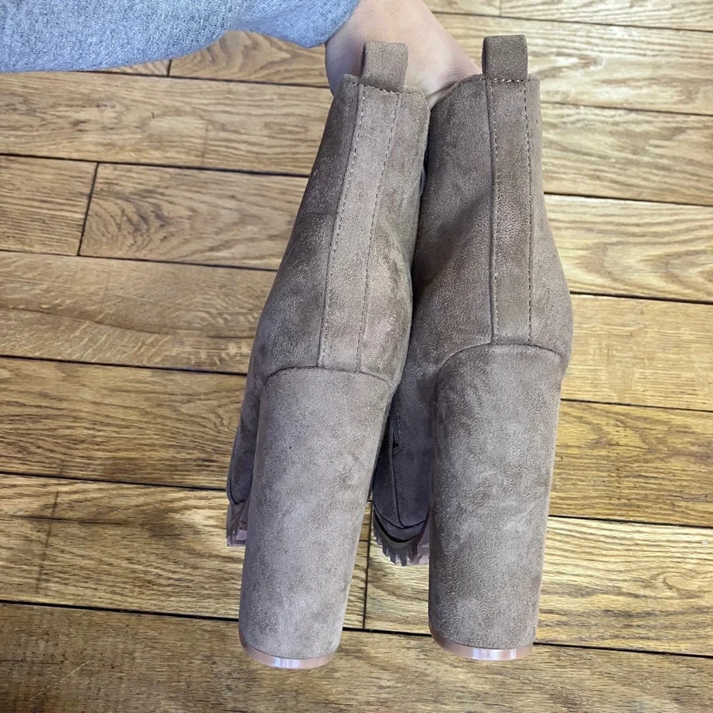 Taupe Suede Lug Sole Chunky Heel Ankle Boots Side Zip Chelsea Style 7 1/2 - Picture 4 of 6